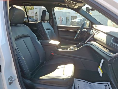 New 2025 Jeep Grand Cherokee Limited w/ Black Appearance Package AWD/4WD image 12