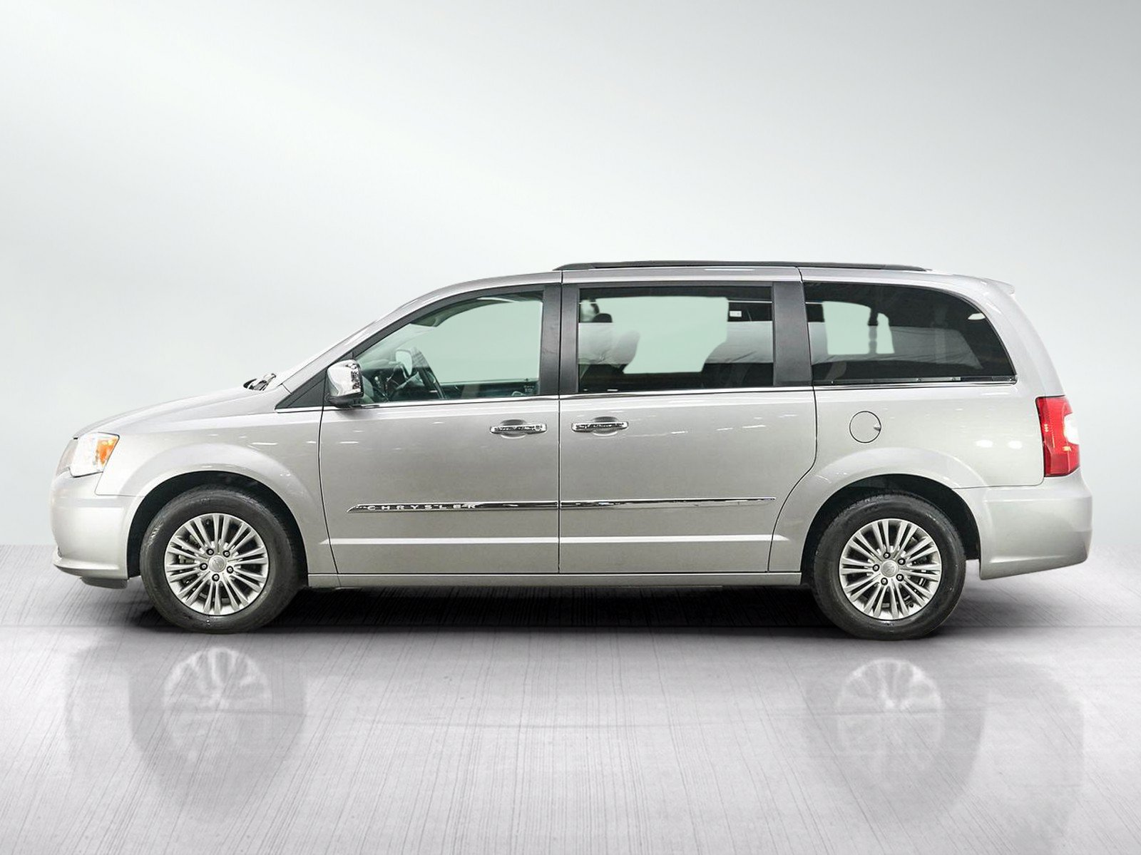 Used 2016 Chrysler Town & Country Touring-L w/ Driver Convenience Group FWD image 2