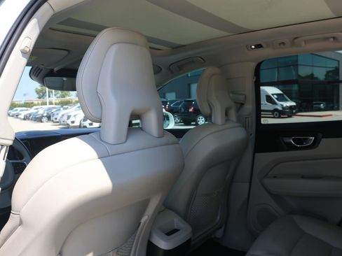 Used 2018 Volvo XC60 T6 Momentum w/ Convenience Package image 15