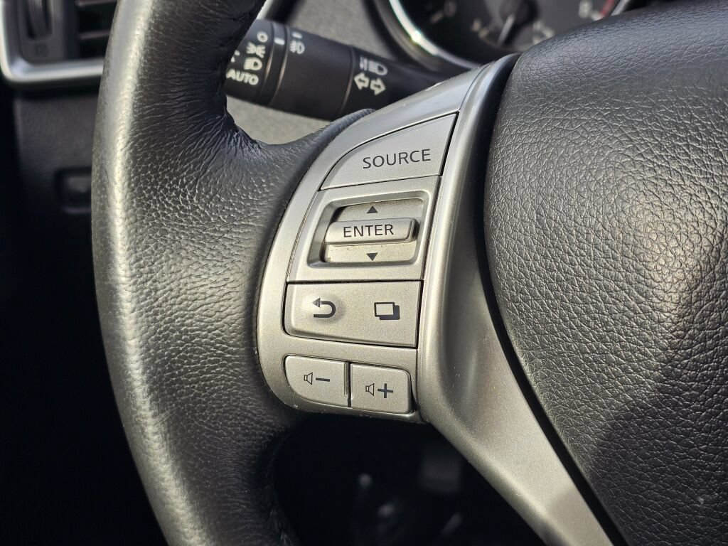 Used 2015 Nissan Rogue SL AWD/4WD image 28