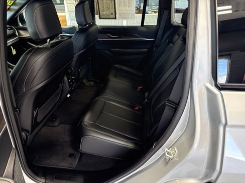 Used 2025 Jeep Grand Cherokee Limited w/ Luxury Tech Group II RWD image 11