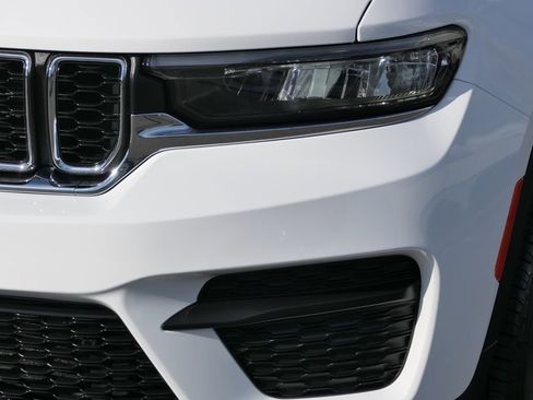 Used 2024 Jeep Grand Cherokee Laredo X image 8