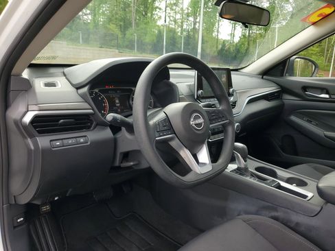 Used 2025 Nissan Altima 2.5 SV image 14