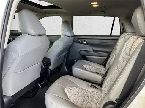 Used 2022 Toyota Highlander Bronze Edition image 10