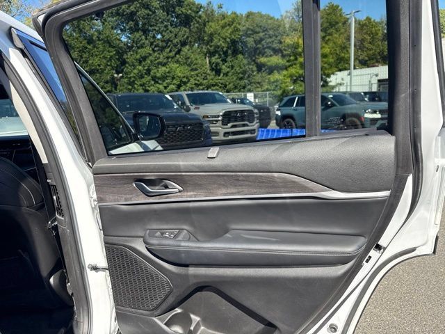 Used 2023 Jeep Grand Cherokee L Limited w/ Luxury Tech Group II AWD/4WD image 30