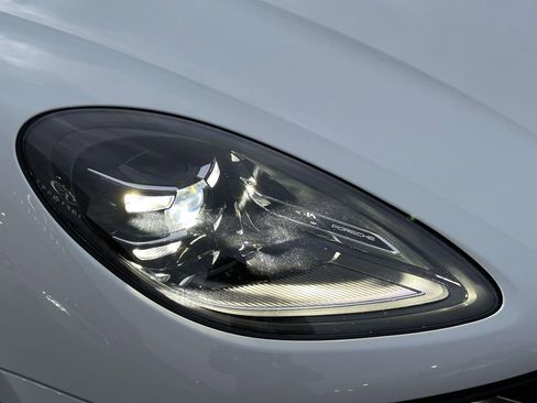 Used 2023 Porsche Macan Turbo image 10