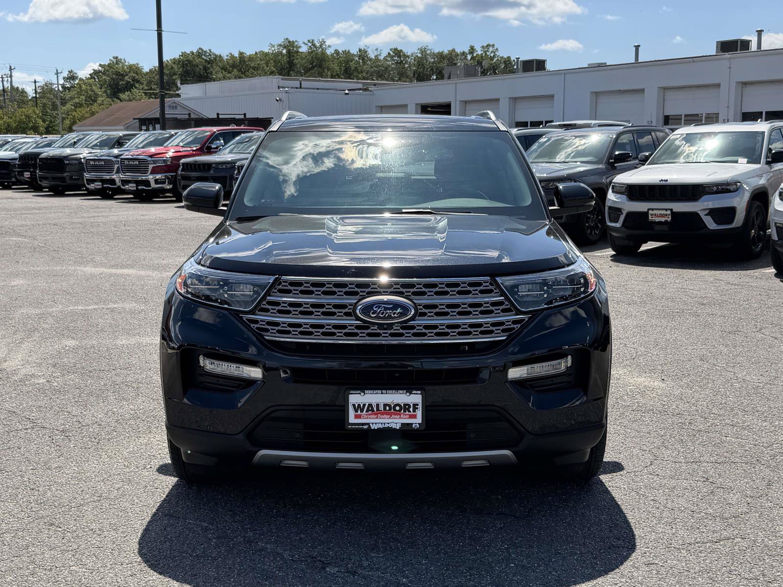 Used 2022 Ford Explorer Limited w/ Equipment Group 301A AWD/4WD image 8