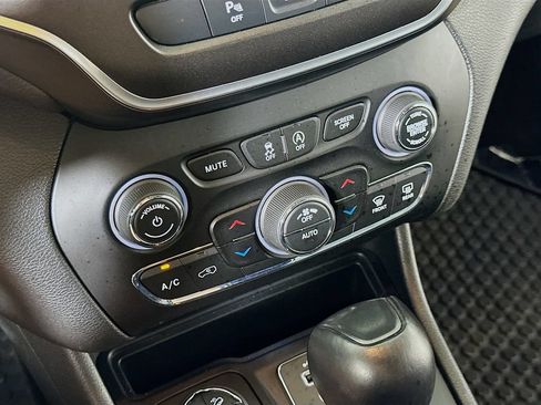 Used 2019 Jeep Cherokee Trailhawk AWD/4WD image 27