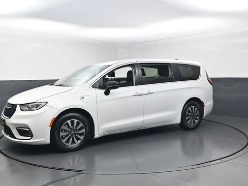 Used 2024 Chrysler Pacifica Limited FWD image 8