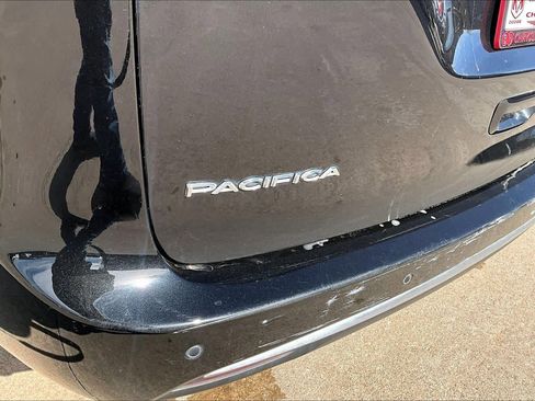 Used 2023 Chrysler Pacifica Touring image 31