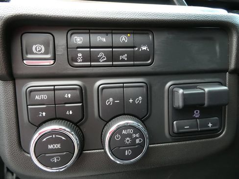 Certified 2025 Chevrolet Suburban High Country AWD/4WD image 29