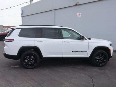 New 2025 Jeep Grand Cherokee L Altitude image 3