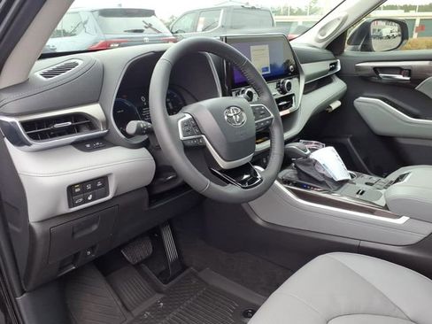 New 2026 Toyota Highlander Limited image 13
