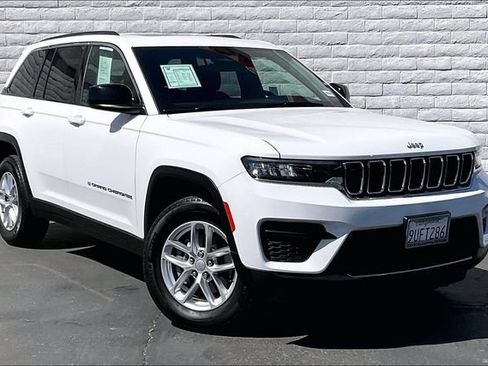 Used 2025 Jeep Grand Cherokee Laredo X w/ Trailer Tow Package AWD/4WD image 12
