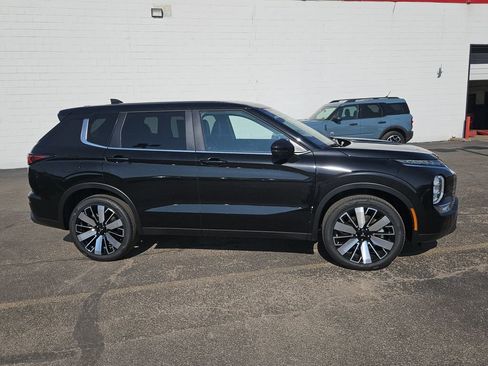 New 2025 Mitsubishi Outlander SE image 15