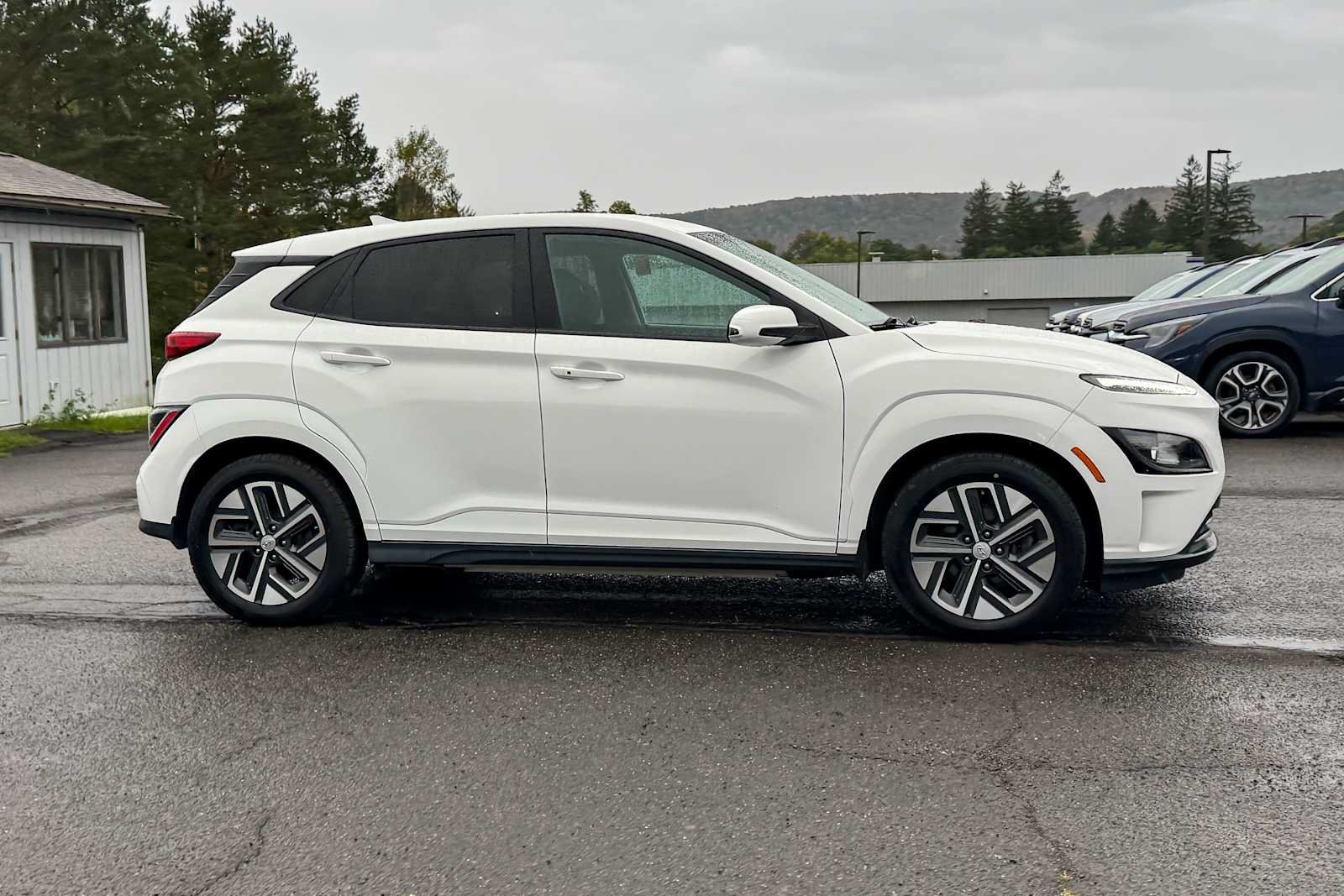 Used 2023 Hyundai Kona SE FWD image 2