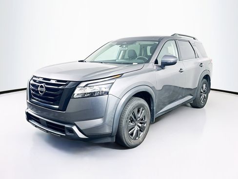 Used 2022 Nissan Pathfinder SV w/ SV Black Package FWD image 4
