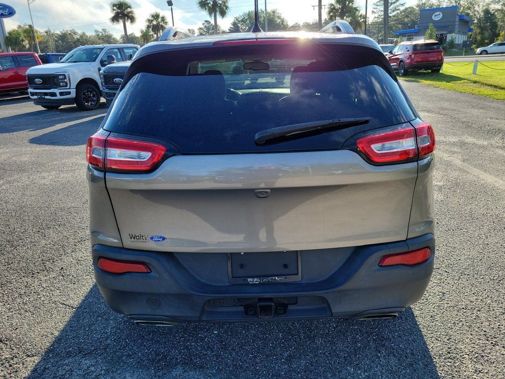 Used 2017 Jeep Cherokee Latitude w/ Comfort/Convenience Group AWD/4WD image 9