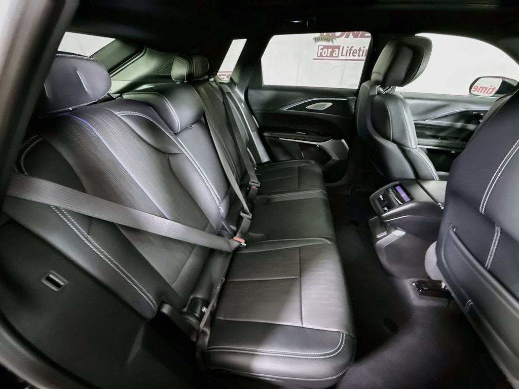 Used 2024 Cadillac Lyriq Sport AWD/4WD image 33