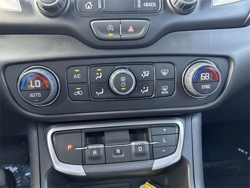 Used 2024 GMC Terrain SLT image 32