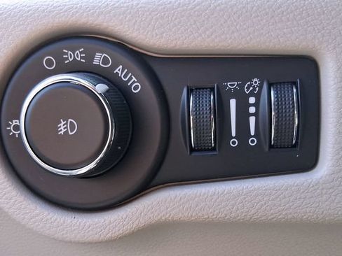 Used 2023 Chrysler Pacifica Touring-L FWD image 14