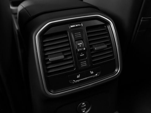 Certified 2025 Porsche Macan image 36