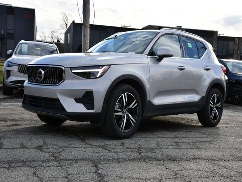 Certified 2025 Volvo XC40 B5 Core image 3