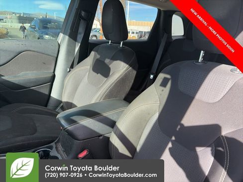 Used 2015 Jeep Cherokee Latitude w/ Cold Weather Group image 11