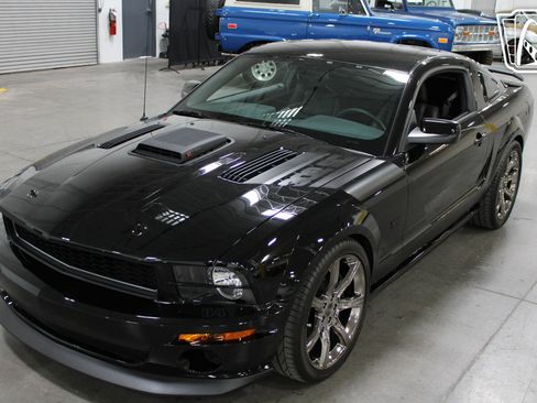 Used 2009 Ford Mustang GT image 3