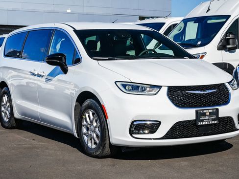 New 2026 Chrysler Pacifica Select image 3