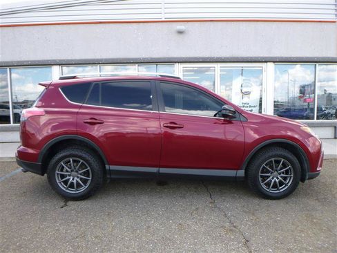 Used 2018 Toyota RAV4 LE w/ Carpet Mat Package AWD/4WD image 4
