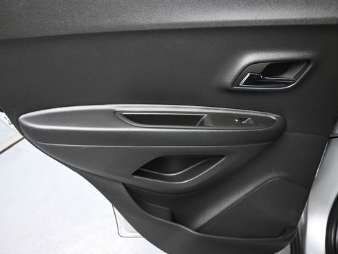 Used 2022 Chevrolet Trax LT w/ LT Convenience Package image 22