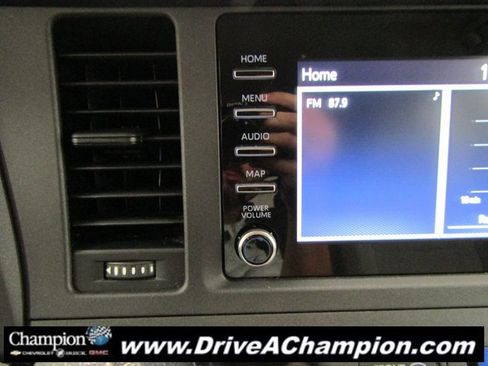 Used 2020 Toyota Sienna L image 24