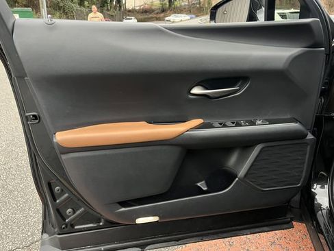 Used 2019 Lexus UX 200 image 10