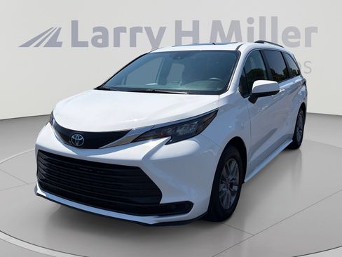 Used 2025 Toyota Sienna LE w/ LE Plus Package AWD/4WD image 1