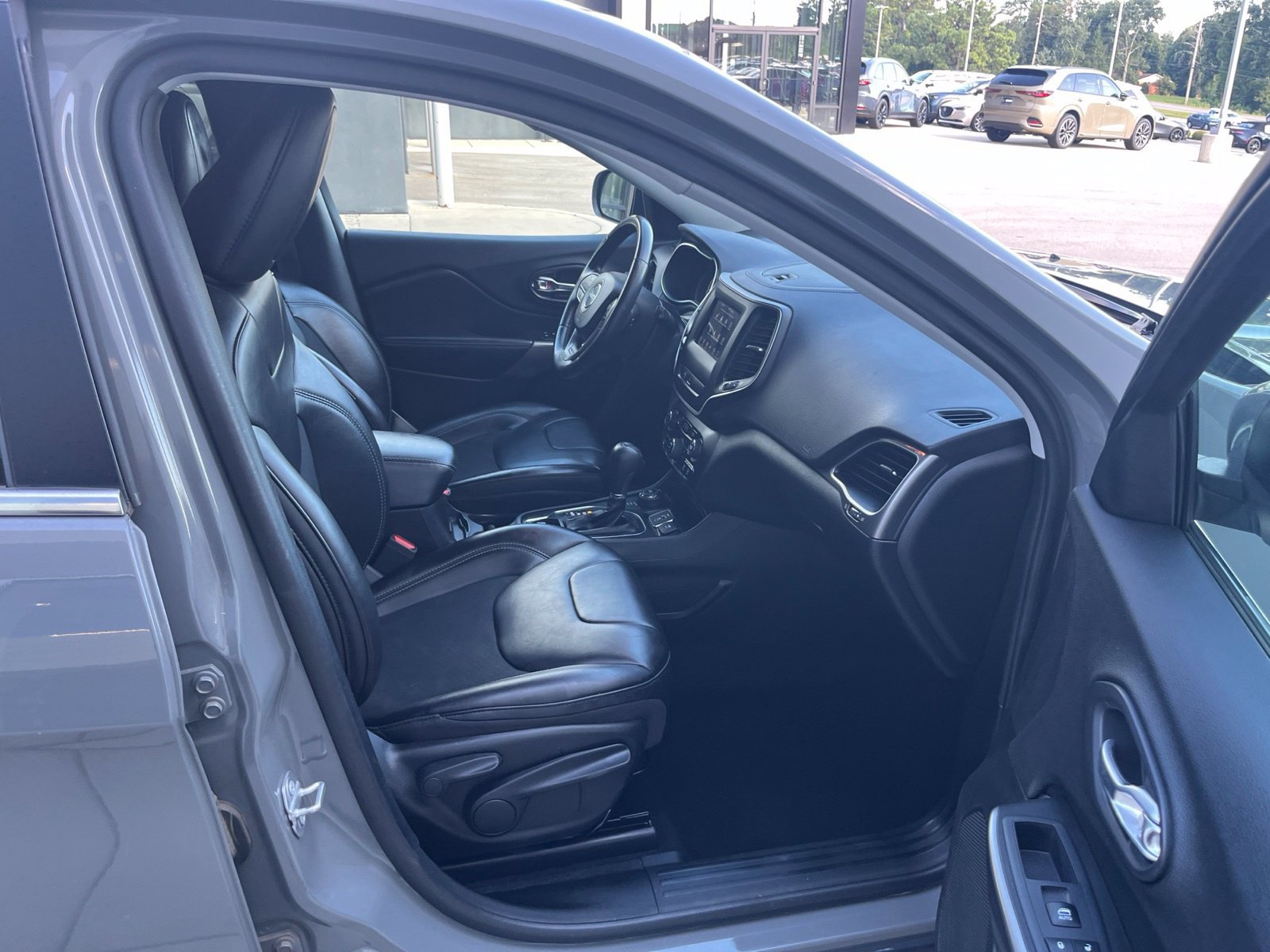 Used 2019 Jeep Cherokee Latitude Plus w/ Cold Weather Group AWD/4WD image 34