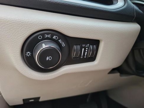 Used 2024 Chrysler Pacifica Touring-L FWD image 29