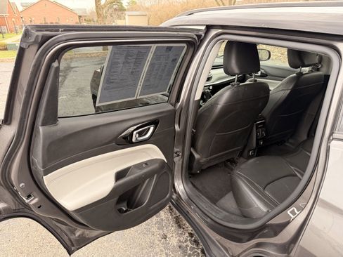 Used 2022 Jeep Compass Limited image 11