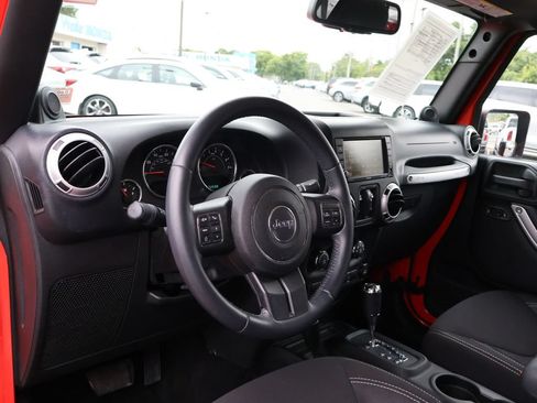 Used 2013 Jeep Wrangler Unlimited Sahara w/ Connectivity Group AWD/4WD image 17
