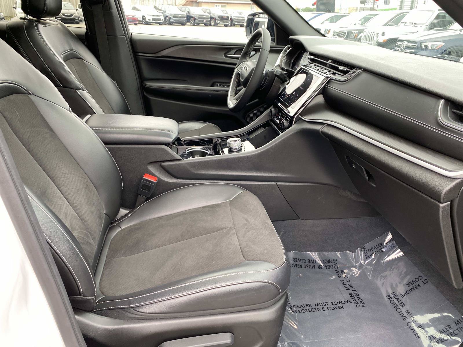 Used 2023 Jeep Grand Cherokee Altitude AWD/4WD image 23