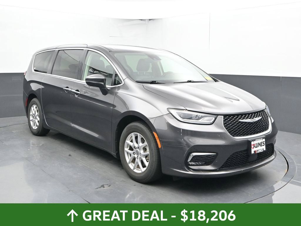 Used 2023 Chrysler Pacifica Touring-L FWD image 7