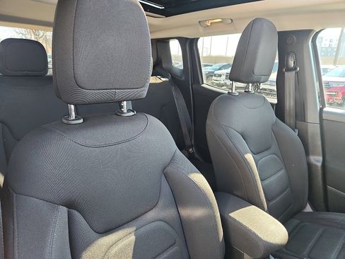 Used 2019 Jeep Renegade Latitude w/ Cold Weather Group image 32