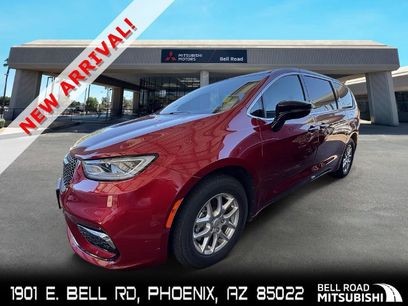 Used 2025 Chrysler Pacifica Select