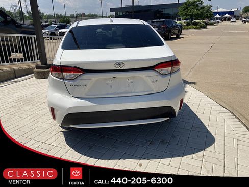 Used 2020 Toyota Corolla LE FWD image 2