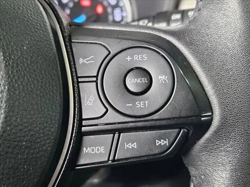 Used 2021 Toyota RAV4 XLE Premium image 12