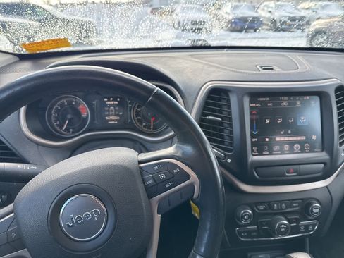 Used 2016 Jeep Cherokee Latitude w/ Cold Weather Group image 19