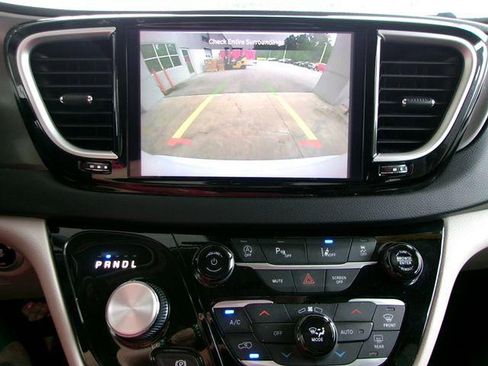 Used 2023 Chrysler Pacifica Touring-L FWD image 15