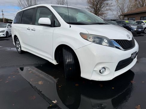 Used 2014 Toyota Sienna SE image 3