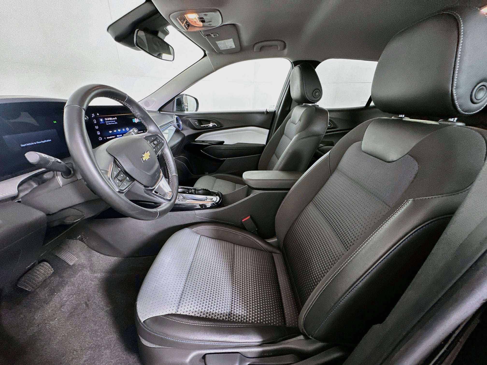 Used 2025 Chevrolet Trax LT w/ LT Convenience Package FWD image 13