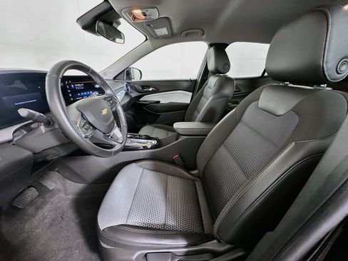 Used 2025 Chevrolet Trax LT w/ LT Convenience Package FWD image 13